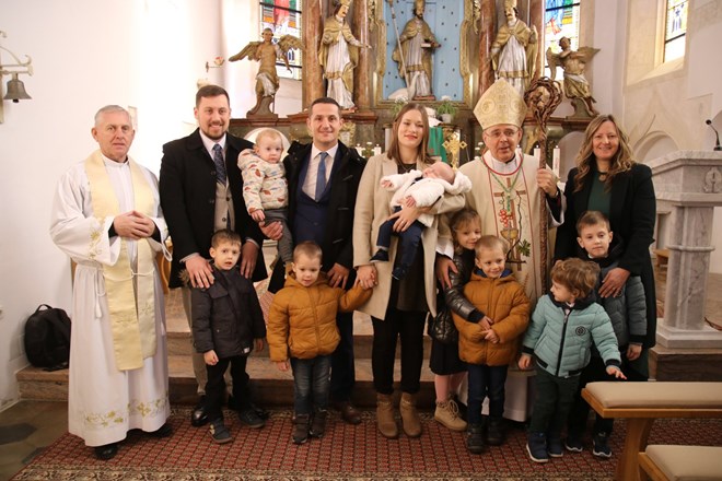​Biskup Radoš krstio peto dijete obitelji Spajić iz Svetog Martina na Muri